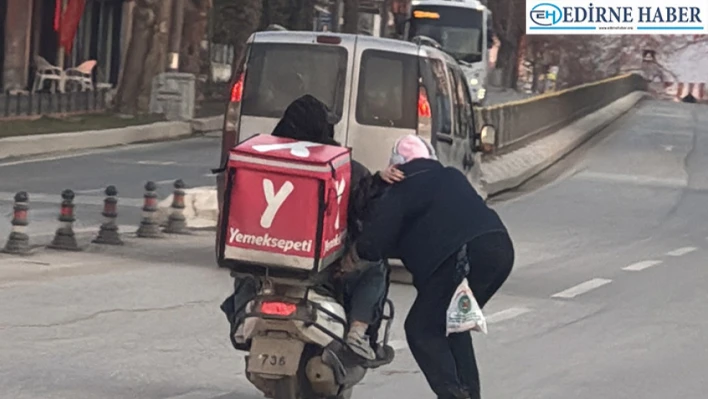 Edirne'de kaykayla tehlikeli yolculuk görüntülendi