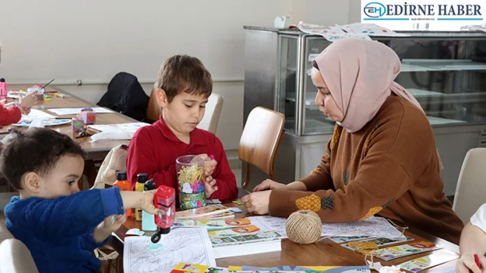 Edirne'de misafir edilen depremzede çocuklar oyunlarla eğlendi