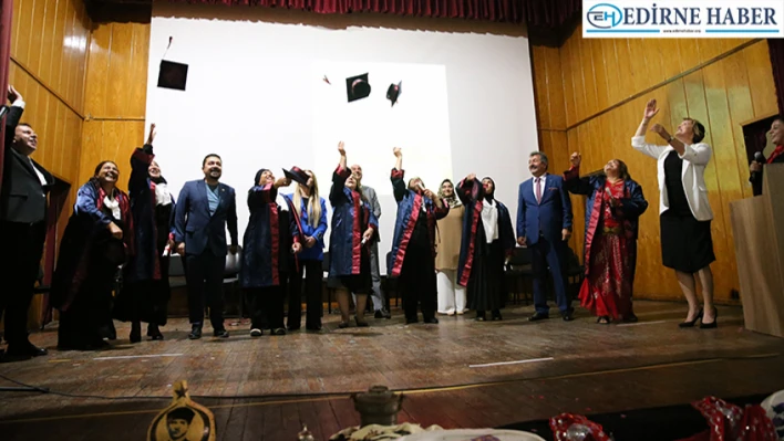 Edirne'de okuma yazma öğrenen kadınlar mezuniyet belgesi aldı