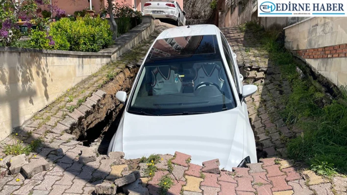 Edirne'de otomobil çöken yolda oluşan çukura düştü