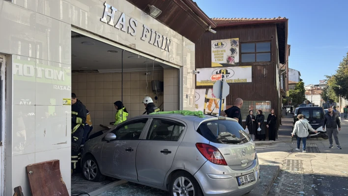 Edirne'de otomobilin ekmek fırınına girdiği kazada 4 kişi yaralandı