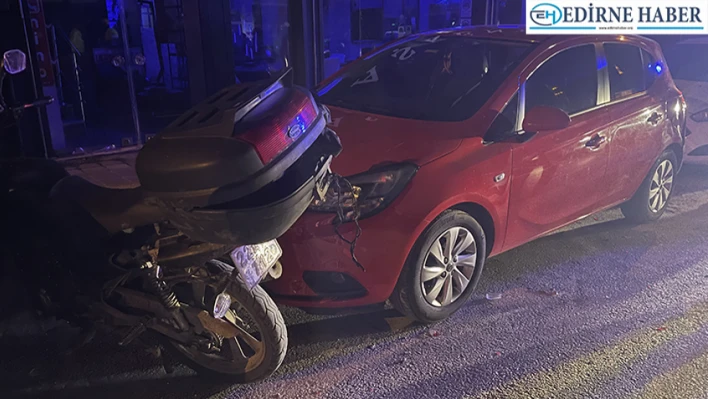 Edirne'de park halindeki iki otomobile çarpan motosikletin sürücüsü yaralandı