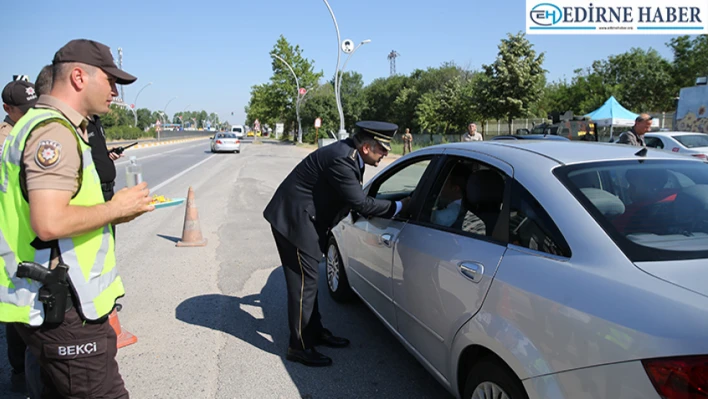 Edirne'de polis ekipleri trafikteki sürücülerin bayramını kutladı