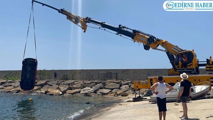 Edirne'de sürücüsünün el frenini çekmeyi unuttuğu otomobil denize düştü