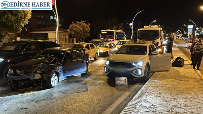 Edirne'de zincirleme kaza: bir  sürücü alkollü çıktı, bir sürücü kaçtı