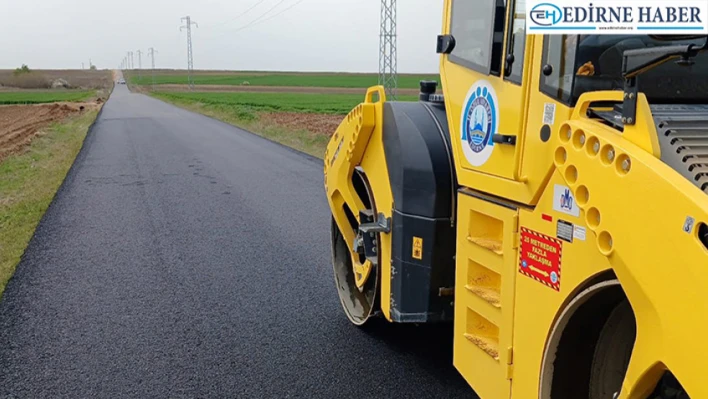 Edirne İl Özel İdaresinin köy yollarındaki sıcak asfalt çalışmaları devam ediyor