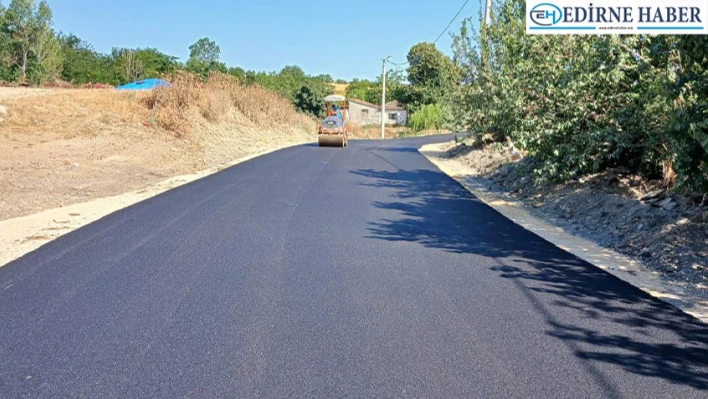 Edirne İl Özel İdaresinin köy yollarındaki sıcak asfalt çalışmaları devam ediyor