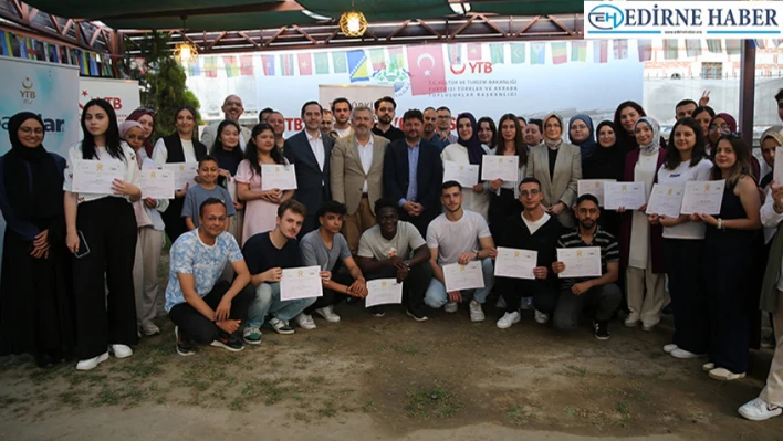 Edirne Uluslararası Öğrenciler Akademisi'ni başarıyla bitiren öğrenciler mezuniyet sevinci yaşadı