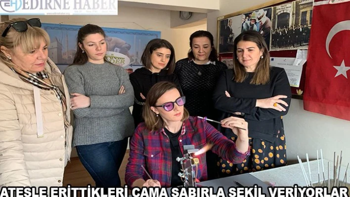 Ateşte erittikleri cama sabırla şekil veriyorlar
