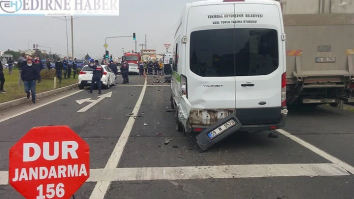 Kırmızı ışıkta bekleyen 4 araca çarptı
