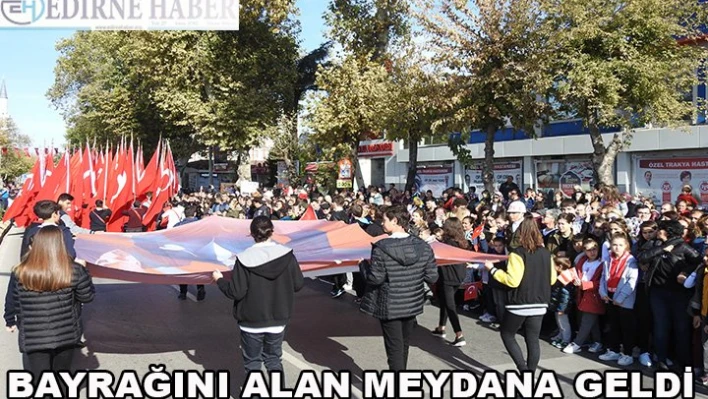 Bayrağını alan meydana geldi