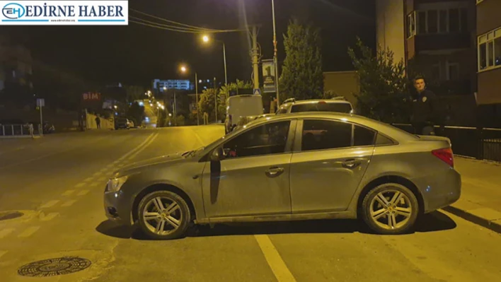 El freni boşalan otomobil kaldırıma çarparak durdu