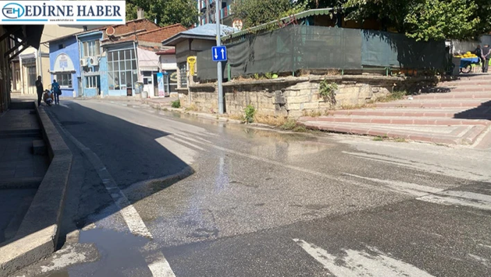 Eski İstanbul Caddesi'nde Su Patlağı Bir Haftadır Onarılmayı Bekliyor