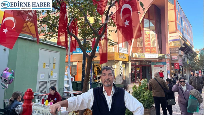 Esnaf, ağacı Türk bayraklarıyla süsledi