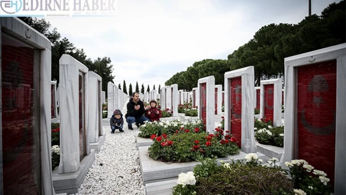  'Çanakkale geçilmez' destanının yazıldığı topraklarda ecdada dua