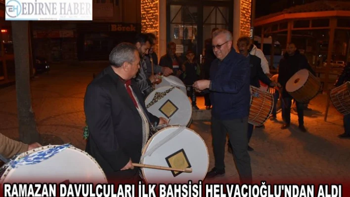 Ramazan davulcuları ilk bahşişi Helvacıoğlu'ndan aldı
