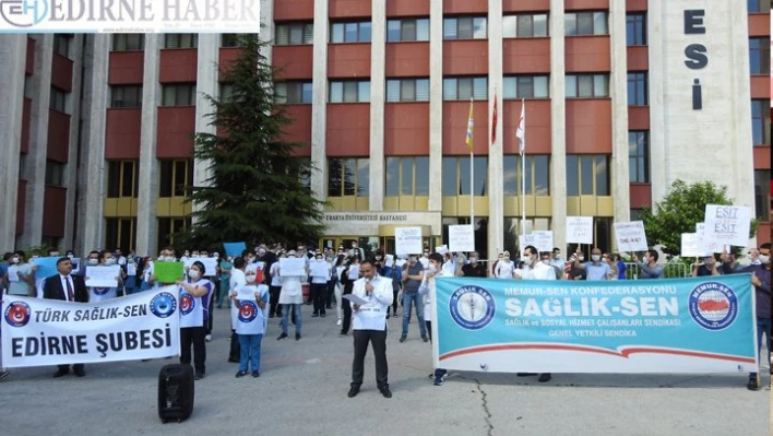 Sağlık Çalışanları hastane önünde eylem yaptı