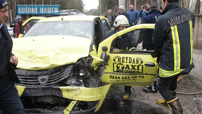 Taksiyle kamyonet çarpıştı