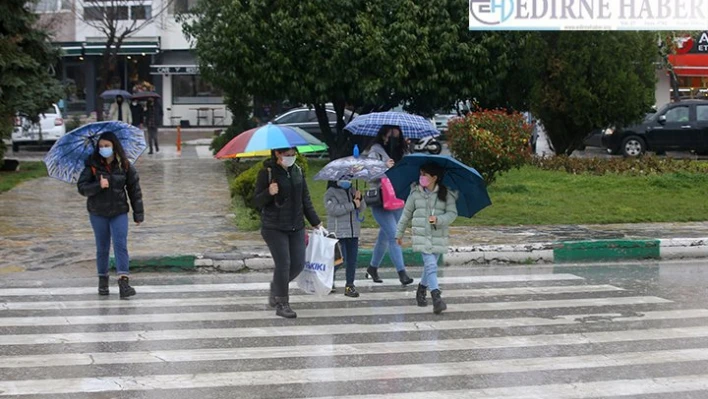 Kırklareli'nde sağanaktan su biriken yerlerde tahliyenin hızlanması amacıyla rögar kapakları açıldı