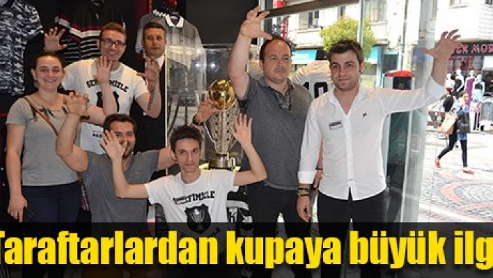 Şampiyonluk kupasını sergilediler