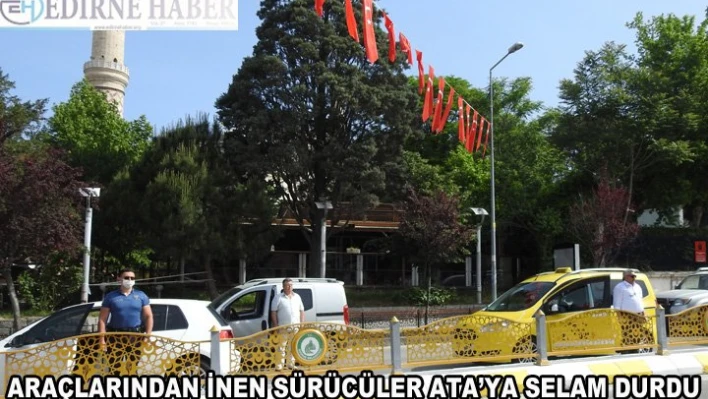 Araçlarından inen sürücüler Ata'ya selam durdu