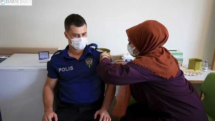  Bakanı Koca'nın 'hatırlatma dozu çağrısı' ile aşı merkezlerinde yoğunluk yaşanıyor