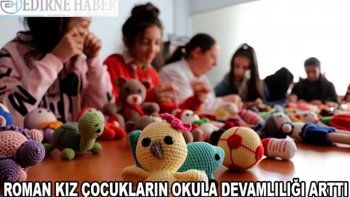 Roman kızlar okula oyuncak bebeklerle bağlandı