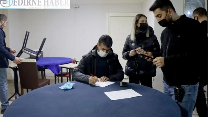 Emlakçıda kumar oynarken yakalandılar