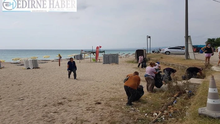 Tatilcilerin bıraktığı çöpler temizlendi
