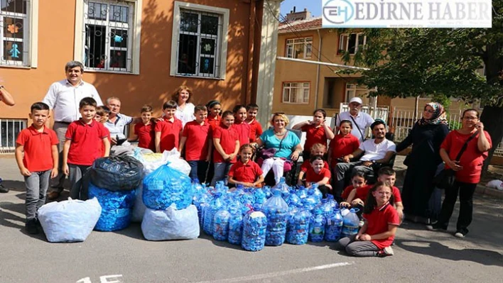 Öğrencilerinden engellilere mavi kapak desteği