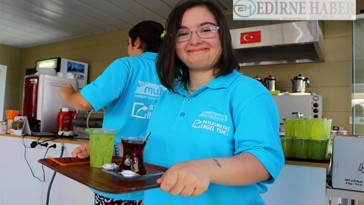 Hem çalışıyorlar hem sosyalleşiyorlar