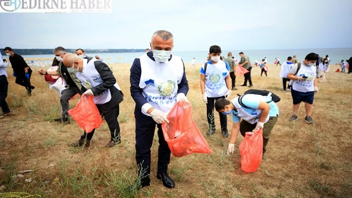 Kırklareli Valisi Bilgin, çevre temizliğine dikkati çekebilmek için öğrencilerle sahilde çöp topladı