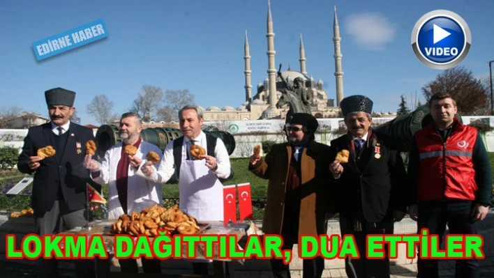 Dua eşliğinde lokma dağıttılar