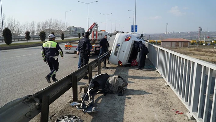 Köprü bariyerlerine devrildi
