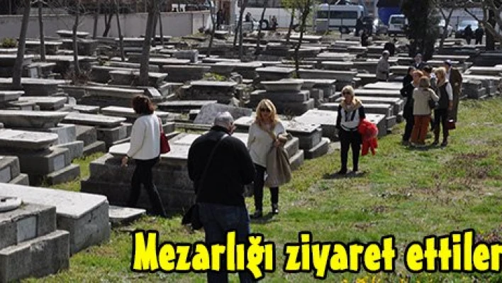 Mezarlığı ziyaret ettiler