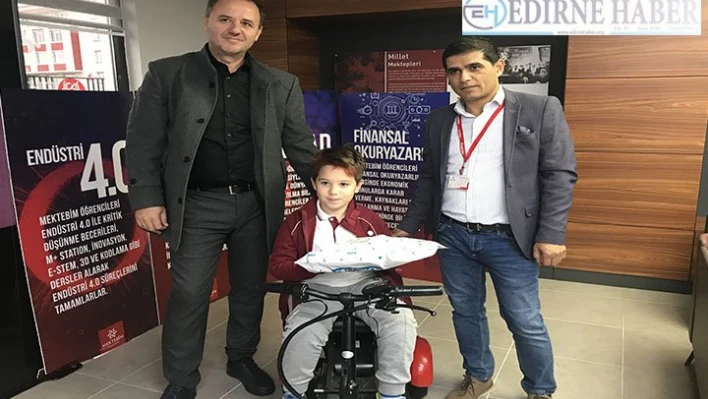 Depremde SMA hastası çocuğu sırtında taşıdı
