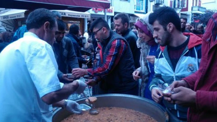 Aşure dağıttı
