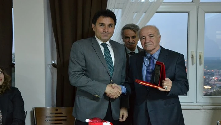 Plaket verildi