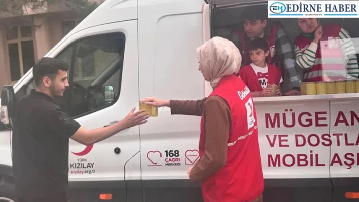 Genç Kızılay'dan limonata İkramı