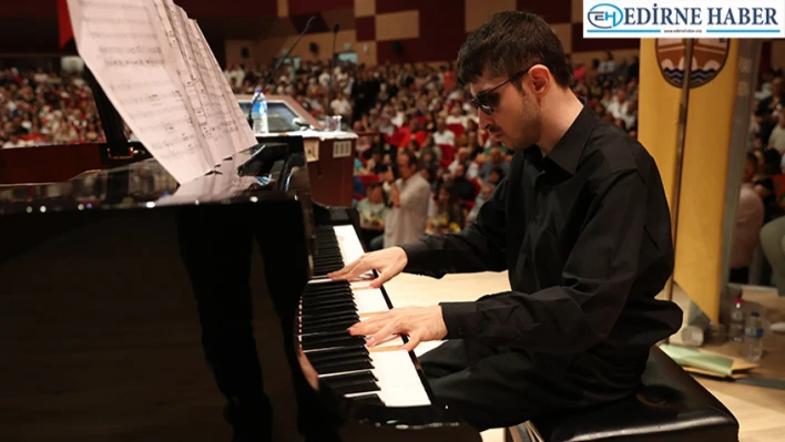 Görme engelli mezun, müzik öğretmenliği hedefine çok yaklaştı