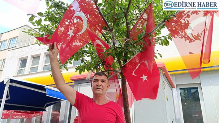 Gözü gibi baktığı ağacı Türk bayraklarıyla süsledi