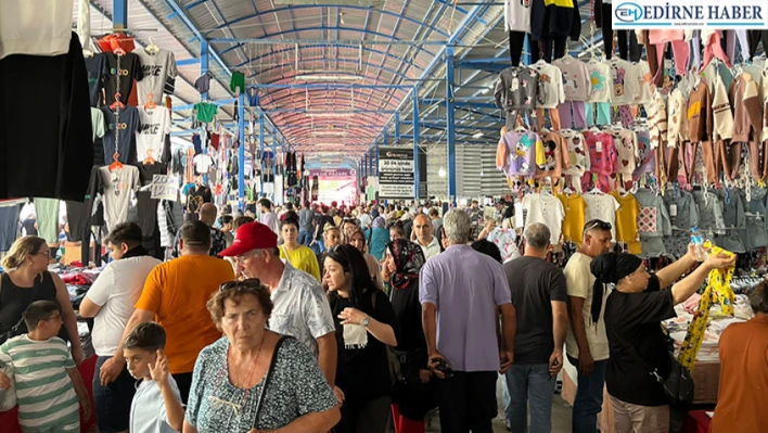 Pazarda turist yoğunluğu