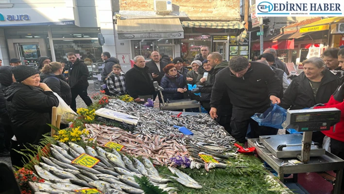 Hamsi 100 liraya düştü, balıkçı tezgahlarında kuyruklar uzadı