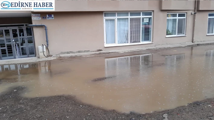 'Her yağmurda aynı sorunu yaşıyoruz' diyerek belediyeye seslendiler