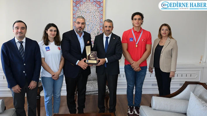 İba ve Dünya Şampiyonu kürekçiden Vali Sezer'e ziyaret
