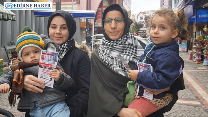 İki gönüllü anne, çocuklarıyla birlikte broşür dağıtarak boykot çağrısı yaptı