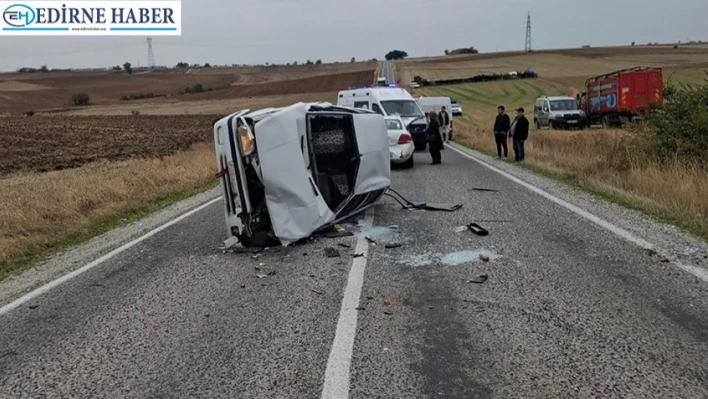 İki otomobil çarpıştı, 3 yaralı