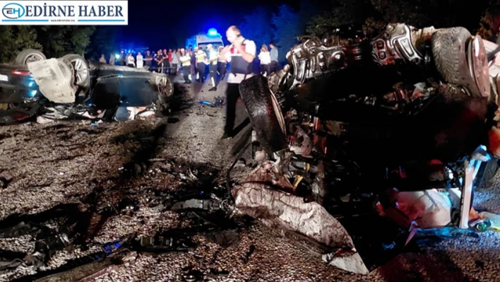 İki otomobil çarpıştı: 6 kişi hayatını kaybetti