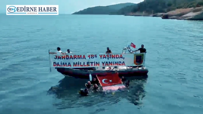 Jandarma ekibi su altında pankart açtı