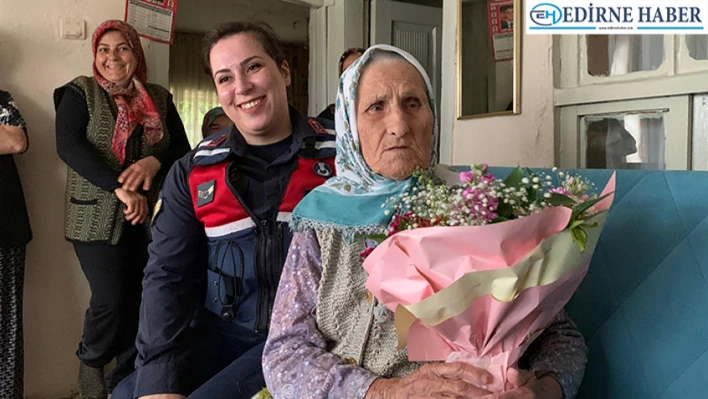 Jandarma ekipleri Edirne'nin en yaşlı annesini 'Anneler gününde' unutmadı